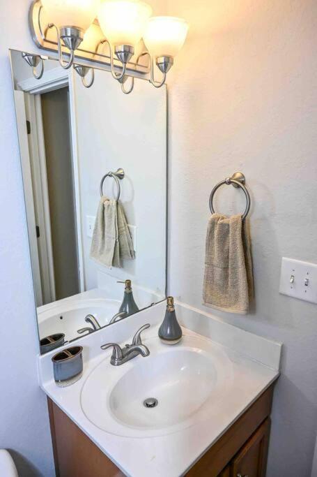 Cozy - 2 Bedroom Townhome Getaway - Plaza Midwood Apartamento